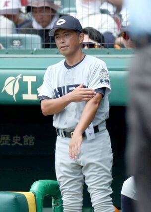 中越－関東第一　サインを出す中越の本田仁哉監督＝甲子園