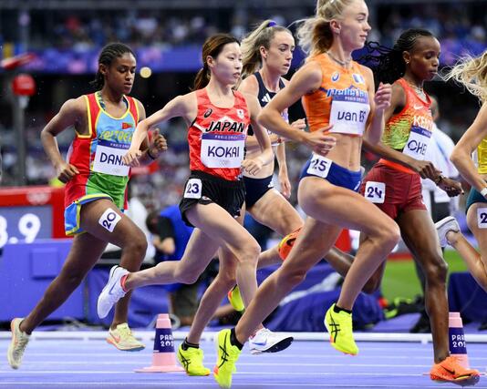 女子1万メートル 力走する小海遥(左から2人目)=パリ郊外(共同)