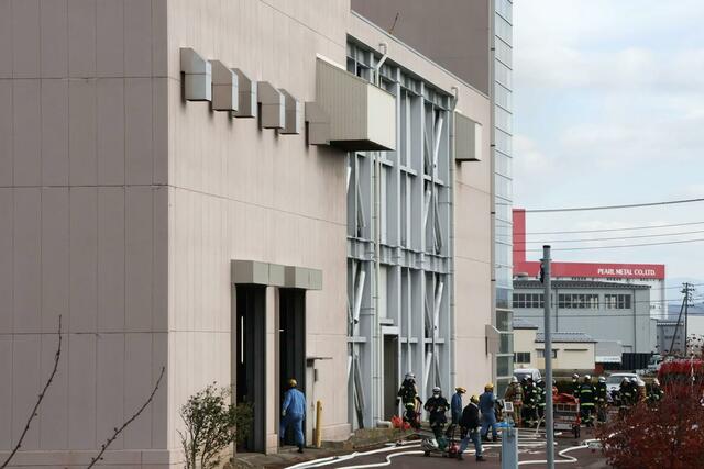 三条市清掃センターで発生した火災の現場＝１３日午前１０時前、三条市福島新田