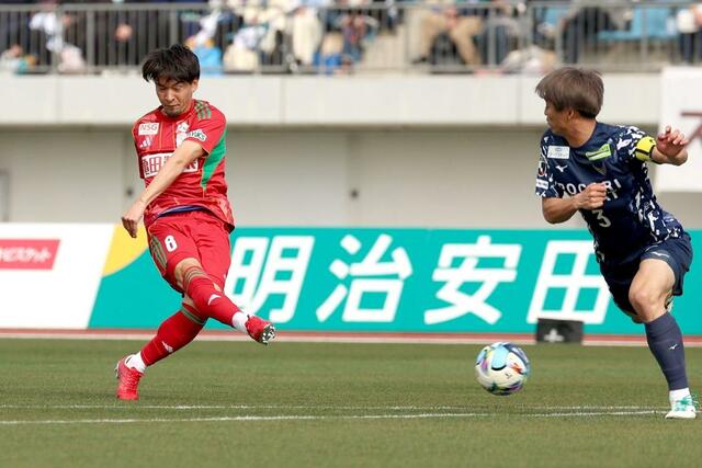 徳島－新潟　前半、ＭＦ白井永地がゴールを狙う＝鳴門大塚