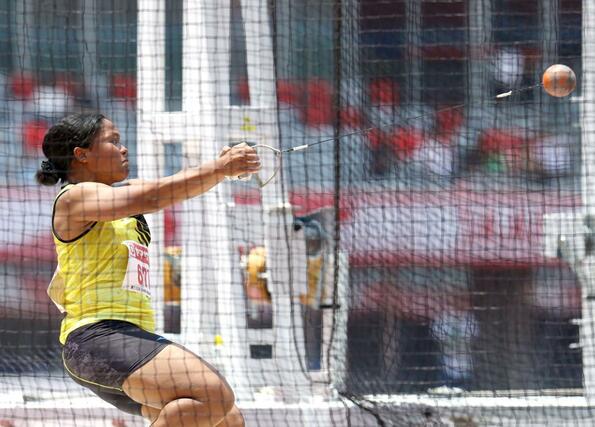 女子ハンマー投げ決勝　６投目で６０メートル８６に記録を伸ばし５位のエパサカ・テレサ（ＫＡＧＯＴＡＮＩ・新潟医療福祉大院出）＝パロマ瑞穂スタジアム