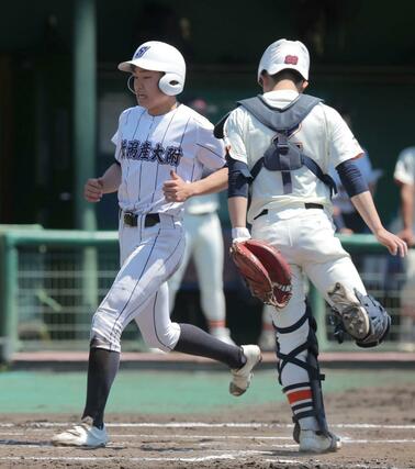 新潟産大付－開志学園　３回表、新潟産大付の星野成太が先制の適時打を放った間に、片山亮太郎（左）が生還し１－０＝三条市パール金属スタジアム