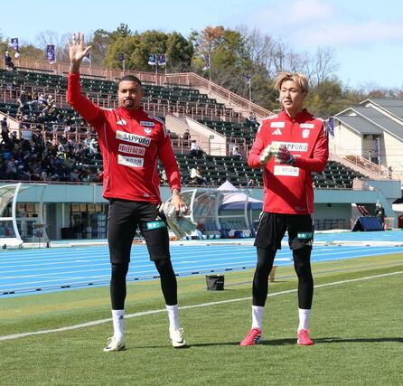 サポーターの声援に応えるＧＫバウマンとＧＫ内山翔太＝ロートフィールド奈良