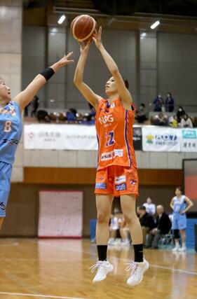 第１クオーター、シュートを打つ森田真衣＝８日、白根カルチャーセンター