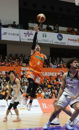 新潟－岐阜　第２クオーター、長谷川智伸が決めて２６－３１＝アオーレ長岡