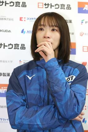 取材に応じる広田