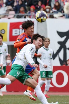 新潟-東京V 前半、FW矢村健がヘディングシュートを放つ=ビッグスワン