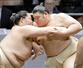 夏場所を前にした稽古総見で汗を流す新小結大の里(右)=5月2日、東京・両国国技館