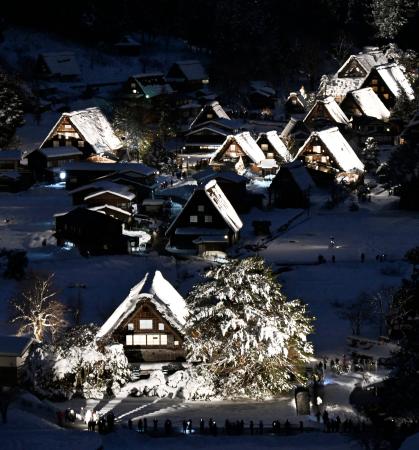 雪の白川郷、岐阜の夕闇に浮かぶ 世界遺産、40回目ライトアップ