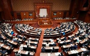 年金制度改革法が可決、成立した参院本会議=13日午前