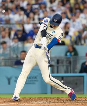 ブルージェイズ戦の5回、40号ソロを放つドジャース・大谷。日本選手では初めて3年連続でシーズン40本塁打に到達した=ロサンゼルス(共同)
