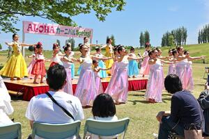 ハワイの踊りや楽器演奏が披露された「ALOHAカーニバル」=6日、長岡市宮本東方町