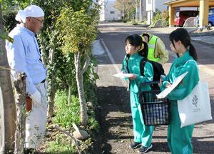 高齢者宅を訪問し、交通事故や特殊詐欺への注意を呼びかける中郷中生徒＝上越市中郷区