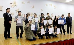 トキガイド検定などの合格者ら=佐渡市新穂潟上