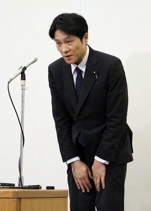 党の処分決定を受けて開いた会見で頭を下げた梅谷守氏=5月29日、国会