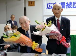 広島県被団協の6代目理事長に就任した原田浩さん(左)と、退任した箕牧智之さん=30日午後、広島市中区