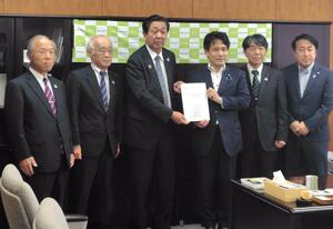 滝波宏文農林水産副大臣に緊急要請書を手渡す県農協中央会の伊藤能徳会長(左から3人目)=19日、東京都千代田区の農林水産省