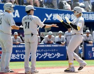 1回、先制3ランを放ち迎えられるロッテ・山本(右)=横浜