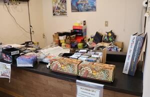 窃盗被害に遭ったというカードショップの店内=1日、新潟市西区