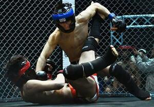 MMA甲子園の試合の様子=2025年8月、東京都内(MMA甲子園提供)