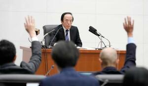 　金融政策決定会合後、記者会見する日銀の植田総裁＝２８日午後、日銀本店