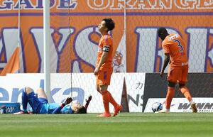 新潟－鹿島　先制を許し悔しがる新潟の選手たち＝ビッグスワン