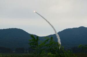 北朝鮮のミサイル総局が行った新型対空ミサイルの発射実験=23日(朝鮮中央通信=共同)