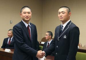 選抜高校野球大会での活躍を誓う帝京長岡の主将(左)と日本文理の主将=25日、県庁