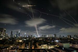 イランのミサイルを迎撃するイスラエルの防空システム「アイアンドーム」=2025年6月、テルアビブ(AP=共同)