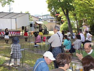 多彩な催しが開かれ、家族連れらで終日にぎわった西脇邸の日本庭園=小千谷市本町2