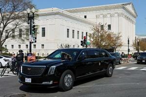 　傍聴を終え、最高裁を後にするトランプ大統領のリムジン＝１日、ワシントン（ロイター＝共同）