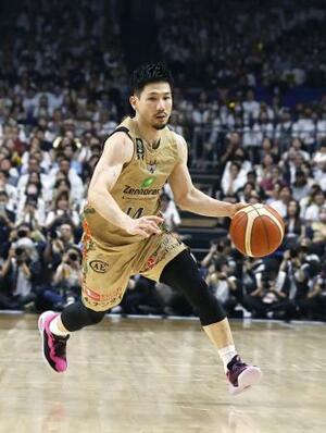 Bリーグ決勝の最終戦でプレーする琉球・岸本=横浜アリーナ