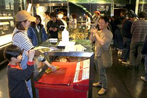 家族連れなどでにぎわう「史跡佐渡金山」=5月4日、佐渡市下相川