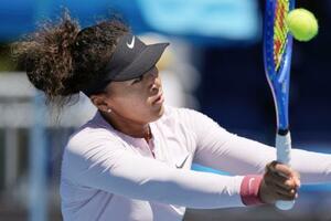 　テニスの全豪オープン開幕に向け、会場練習する大坂なおみ＝メルボルン（ＡＰ＝共同）