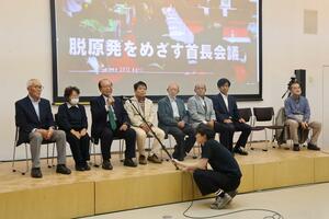 東京電力柏崎刈羽原発の再稼働に反対する声明を発表した「脱原発をめざす首長会議」のメンバー=5月10日、新潟市中央区