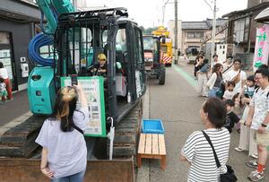重機など働く車を集めたイベント。多くの家族連れでにぎわった=7月6日、長岡市来迎寺