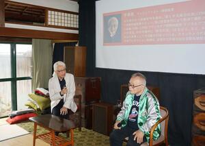 手塚治虫さんについて語る長男の眞さん（左）と丸山正雄さん＝佐渡市相川上京町