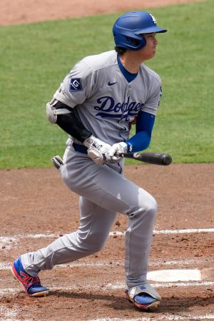 六回に右前打を放つドジャースの大谷=2日(AP=共同)