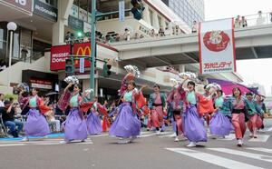 勢いのある踊りで盛り上がる「にいがた総おどり」の会場＝１３日、新潟市中央区の万代シテイ