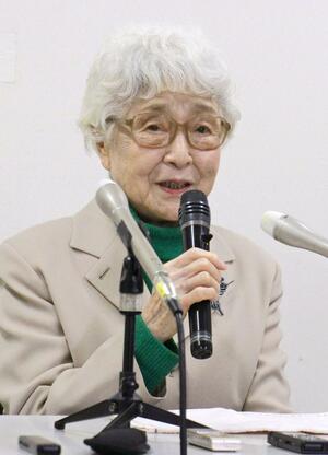 報道陣の取材に応じ、衆院選などについて語る横田早紀江さん＝２７日、川崎市