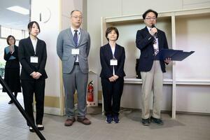 成年後見支援センターの開所式で、センターの活動について説明する職員=三条市東本成寺