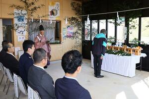 今シーズンの安全営業や豊富な積雪を祈った安全祈願祭＝佐渡市金井新保