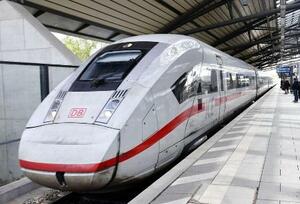 ドイツ鉄道の特急ICE=2020年、ドイツのエアフルト中央駅