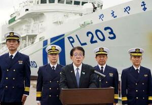 　視察後、報道陣の取材に応じる金子国交相（中央）＝１５日午後、沖縄県石垣市