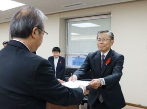 花角英世知事に要望書を手渡す県社会福祉協議会の高井盛雄会長（右）＝２５日、県庁
