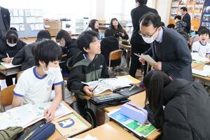 予算づくりで意見を交わす児童たち=上越市西城町1