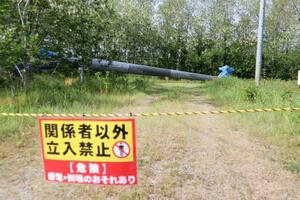 　風力発電の風車が倒壊した現場＝２７日、秋田県男鹿市