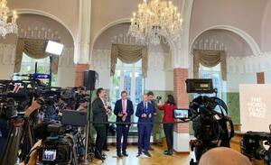 10日、ノーベル平和賞の発表会場に集まった報道陣=ノルウェー・オスロ(共同)