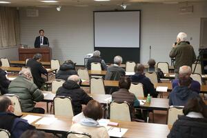 資源エネルギー庁側が柏崎刈羽原発の再稼働に理解を求め、市民らと意見を交わした説明会=12月10日、十日町市