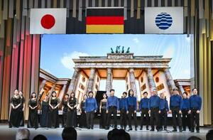 ドイツのナショナルデー式典で、ベートーベンの「歓喜の歌」を披露する大阪ハインリッヒ・シュッツ室内合唱団=20日午前、大阪市此花区の夢洲